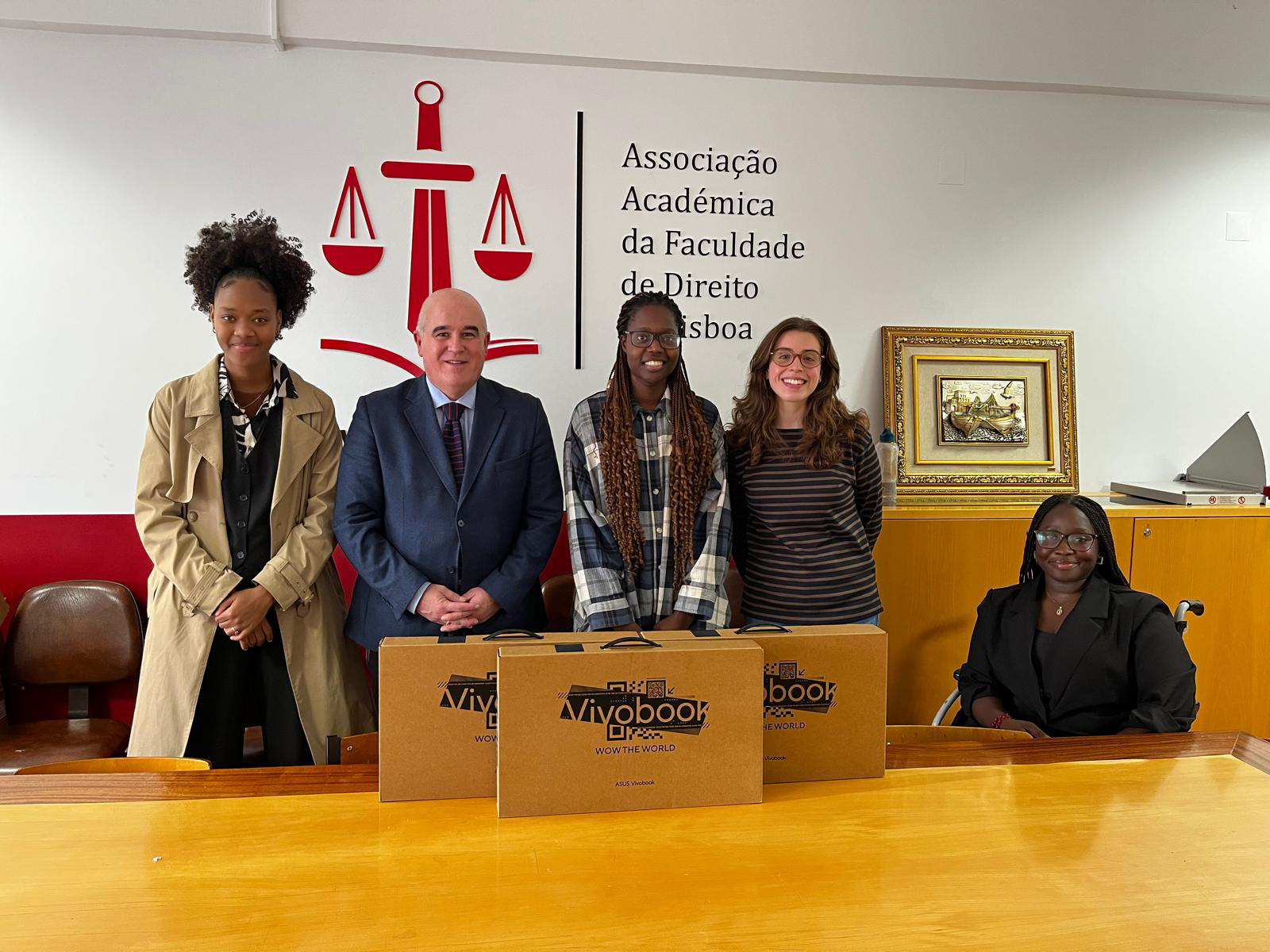 Entrega de três computadores portáteis aos vencedores da Bolsa Nelson Tereso Advogados