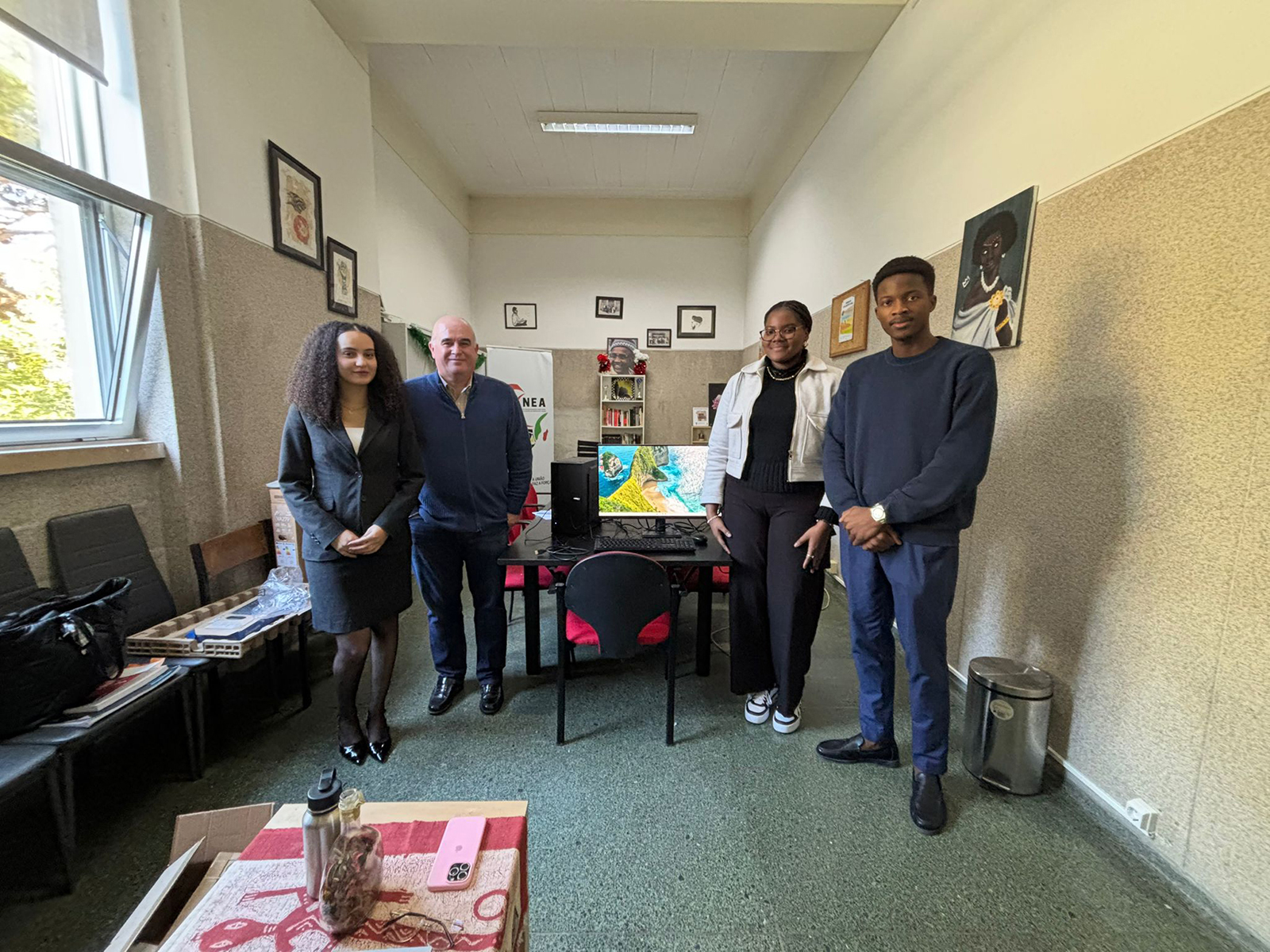 Entrega de três computadores portáteis aos vencedores da Bolsa Nelson Tereso Advogados