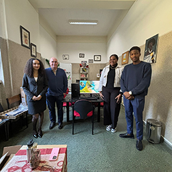 Entrega de um computador completo, monitor, rato e teclado ao NEA